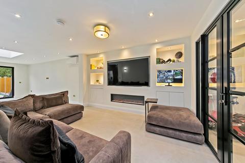4 Kendrey Gardens, Twickenham, TW2 7PA