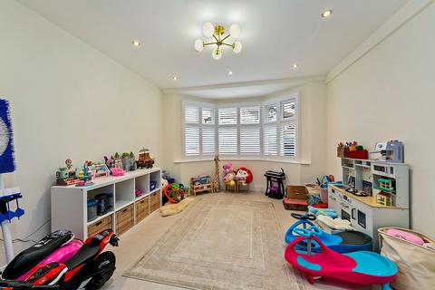 4 Kendrey Gardens, Twickenham, TW2 7PA