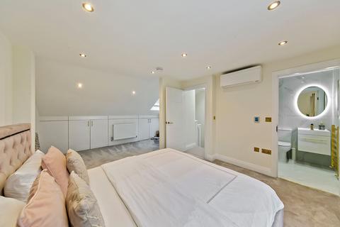 4 Kendrey Gardens, Twickenham, TW2 7PA