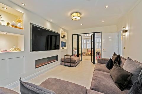 4 bedroom semi-detached house for sale, Kendrey Gardens, Twickenham