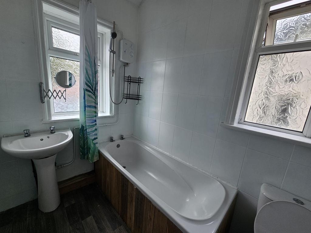 A clean and well-maintained bathroom with a bat...