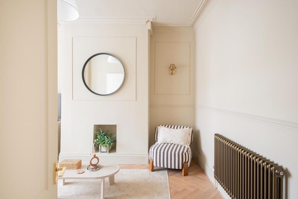 1 R8 HEE - Living Room E.jpg