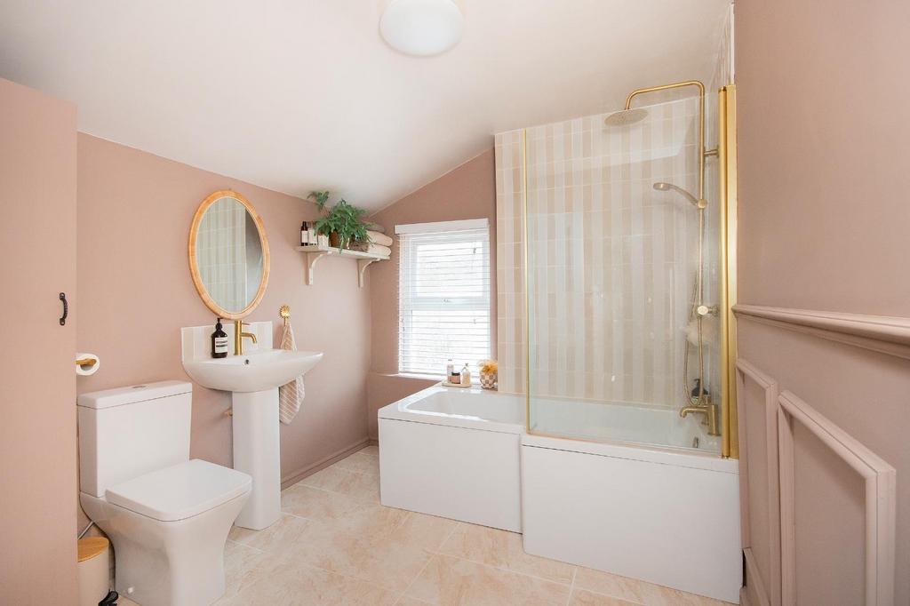 1 R8 HEE - Bathroom B.jpg