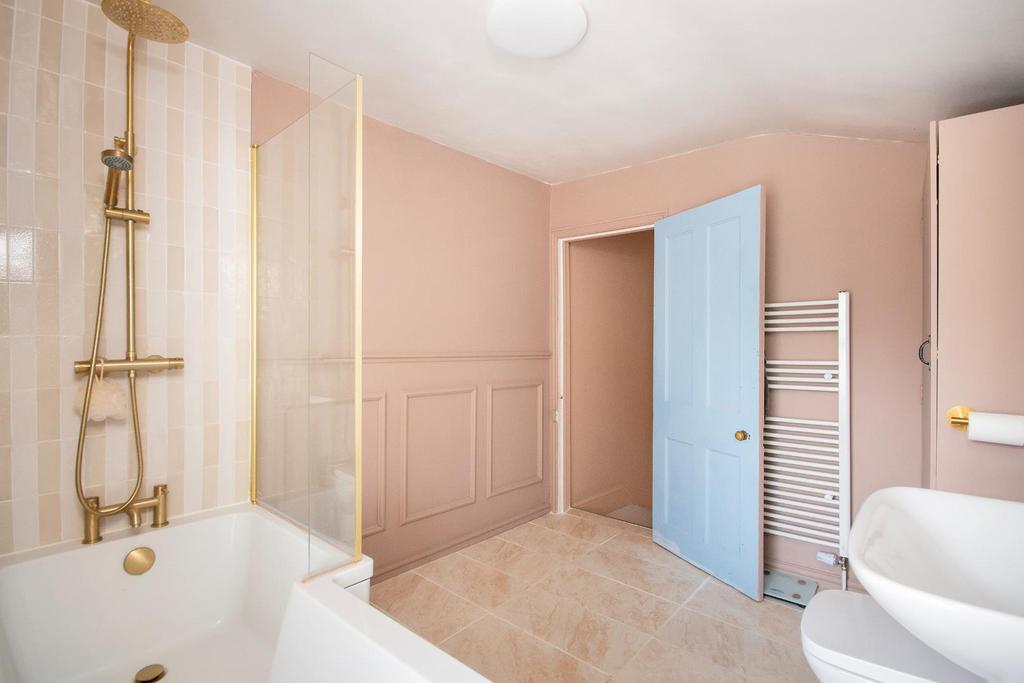 1 R8 HEE - Bathroom A.jpg