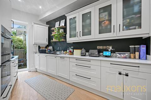 2 bedroom flat for sale, Westwell Road, London SW16