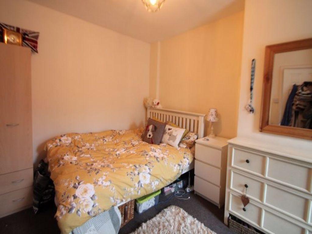 A spacious and well-maintained double bedroom f...