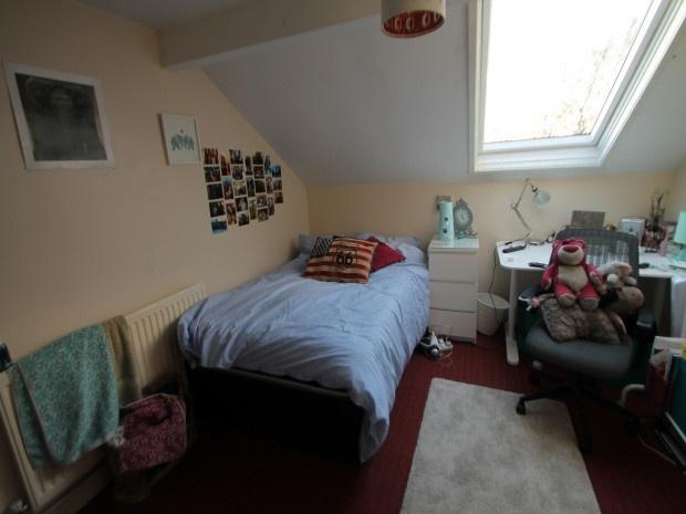 A cozy bedroom featuring a double bed with a pi...