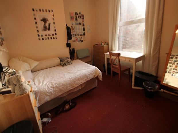A cozy double bedroom featuring a comfortable b...