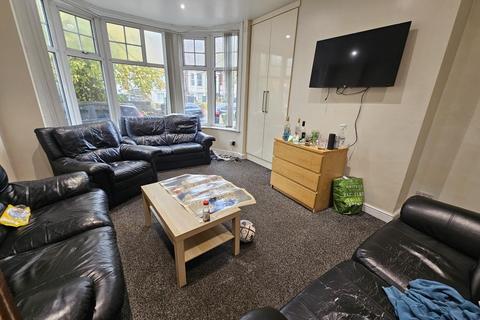8 bedroom house to rent, St Michaels Villas, Leeds LS6