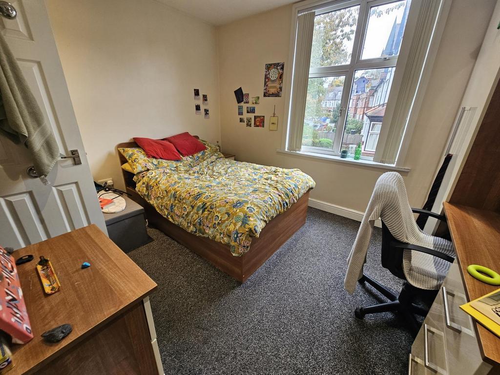 A cozy bedroom featuring a double bed with brig...