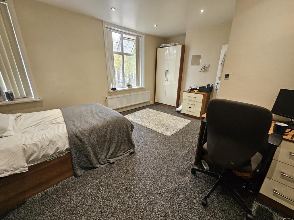A well-maintained, cozy single bedroom with a b...