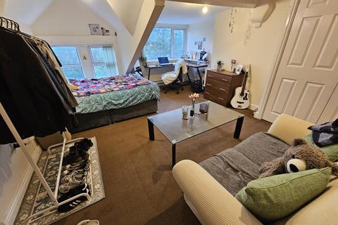 9 bedroom house to rent, Moorland Avenue, Leeds LS6