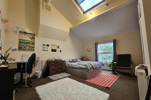 9 bedroom house to rent, Moorland Avenue, Leeds LS6
