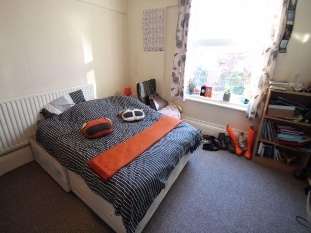A cozy double bedroom featuring a comfortable b...