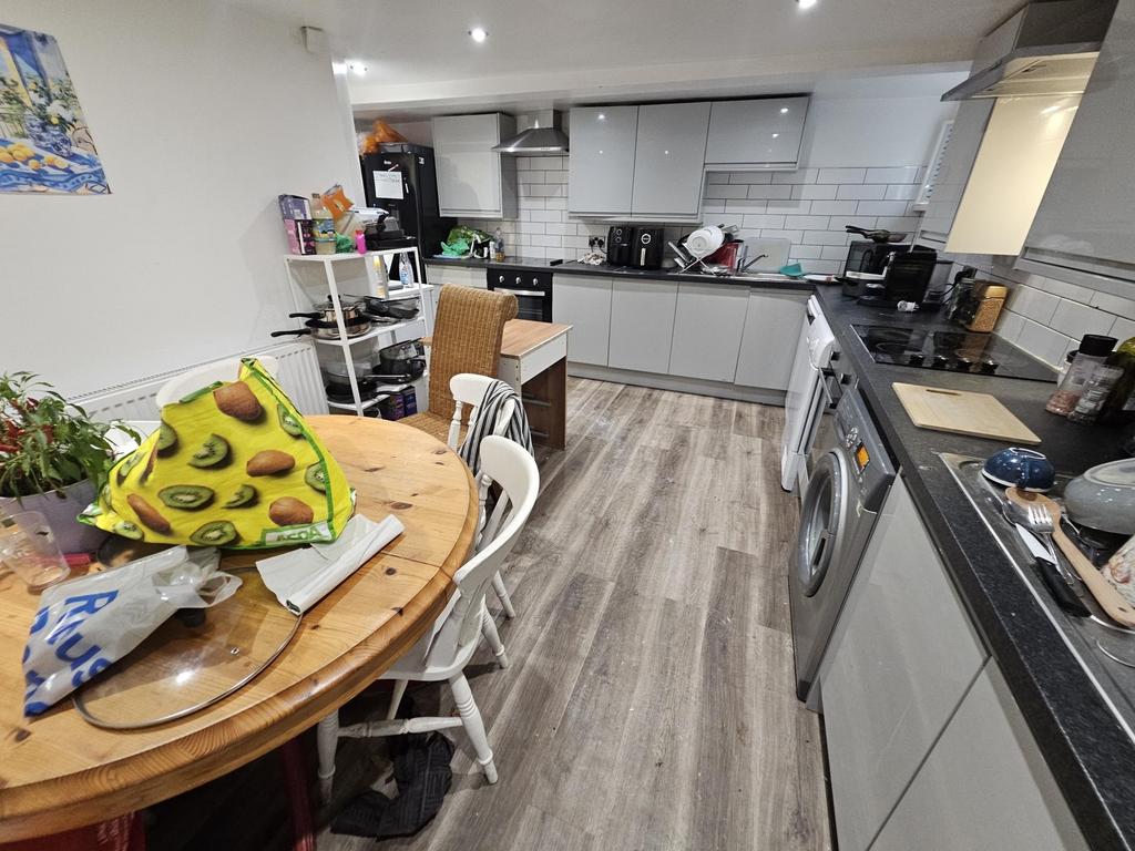 Bright and spacious kitchen with modern applian...