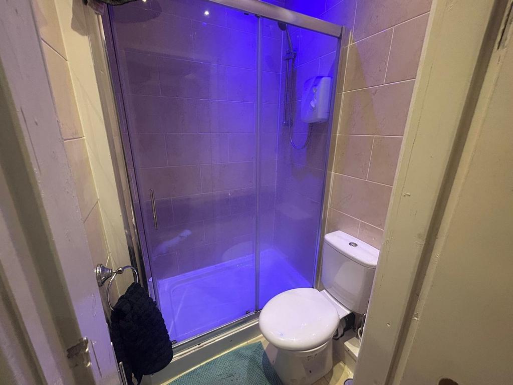 A clean and well-maintained bathroom suite feat...