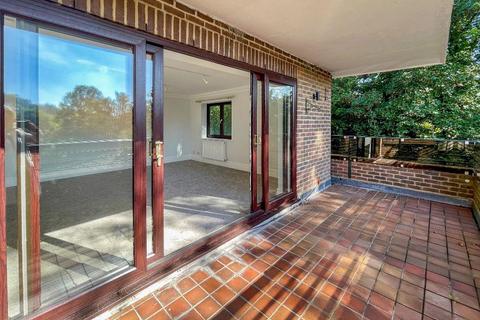 undefined, Lynn Court, Whyteleafe Hill, Caterham, CR3 0AU