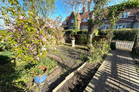 8 Barn Close, Street, BA16 0BG