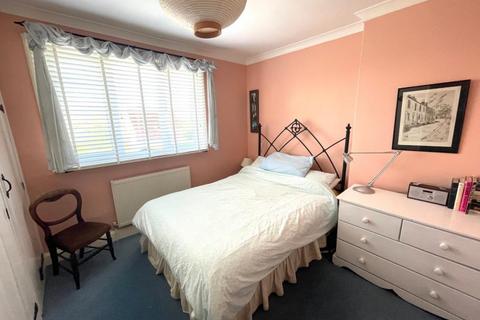 8 Barn Close, Street, BA16 0BG
