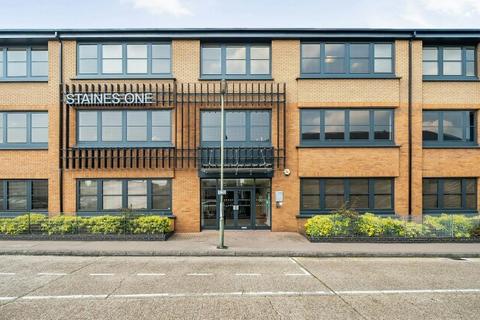 Office to rent, 1 Station Appr Staines TW18 4LY
