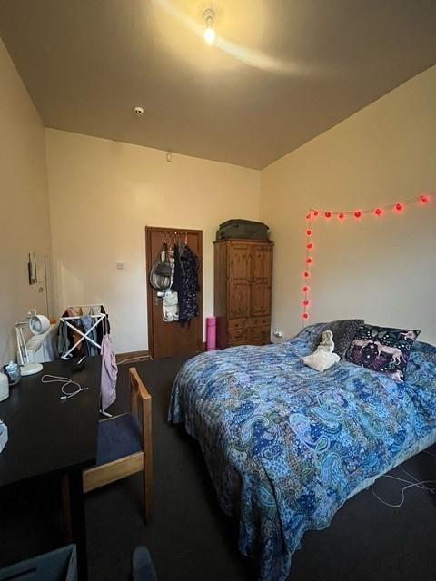 A cozy double bedroom featuring a comfortable b...