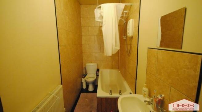 A spacious and well-maintained bathroom featuri...