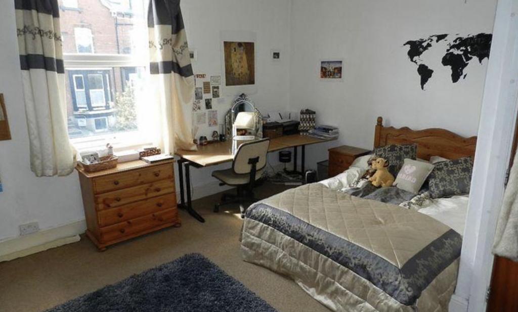A cozy bedroom featuring a double bed, ample na...