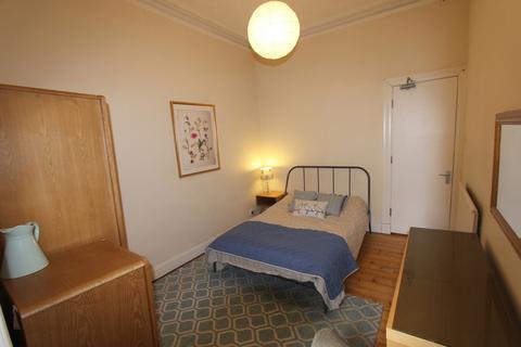 3 bedroom apartment to rent, Clarence Drive, Glasgow, G12
