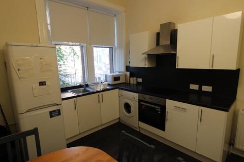 3 bedroom apartment to rent, Clarence Drive, Glasgow, G12
