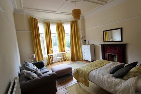 3 bedroom apartment to rent, Clarence Drive, Glasgow, G12