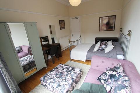 3 bedroom apartment to rent, Clarence Drive, Glasgow, G12