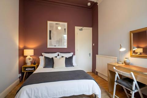 3 bedroom apartment to rent, Clarence Drive, Glasgow, G12