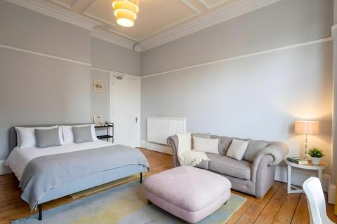 3 bedroom apartment to rent, Clarence Drive, Glasgow, G12