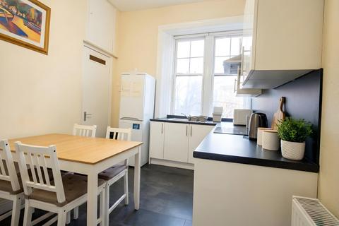 3 bedroom apartment to rent, Clarence Drive, Glasgow, G12