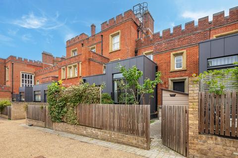2 bedroom terraced house for sale, Wellesley Road, London SE18