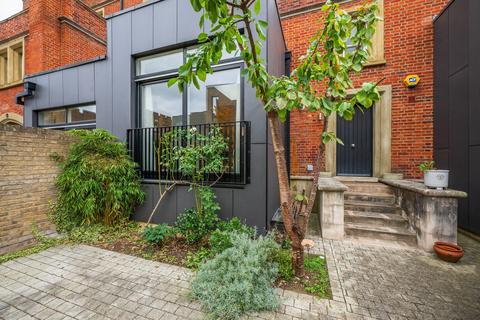 2 bedroom terraced house for sale, Wellesley Road, London SE18