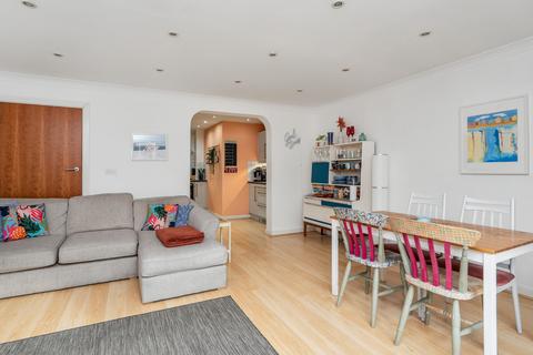 3 bedroom flat for sale, St. Francis Close, Crowthorne RG45