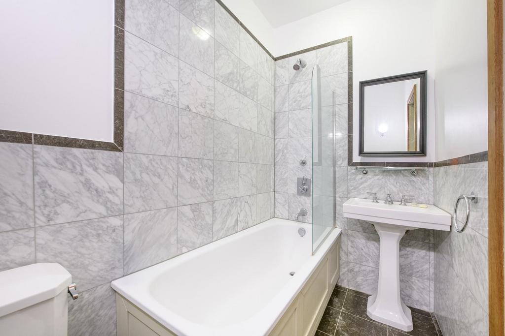 Bathroom (2).jpg