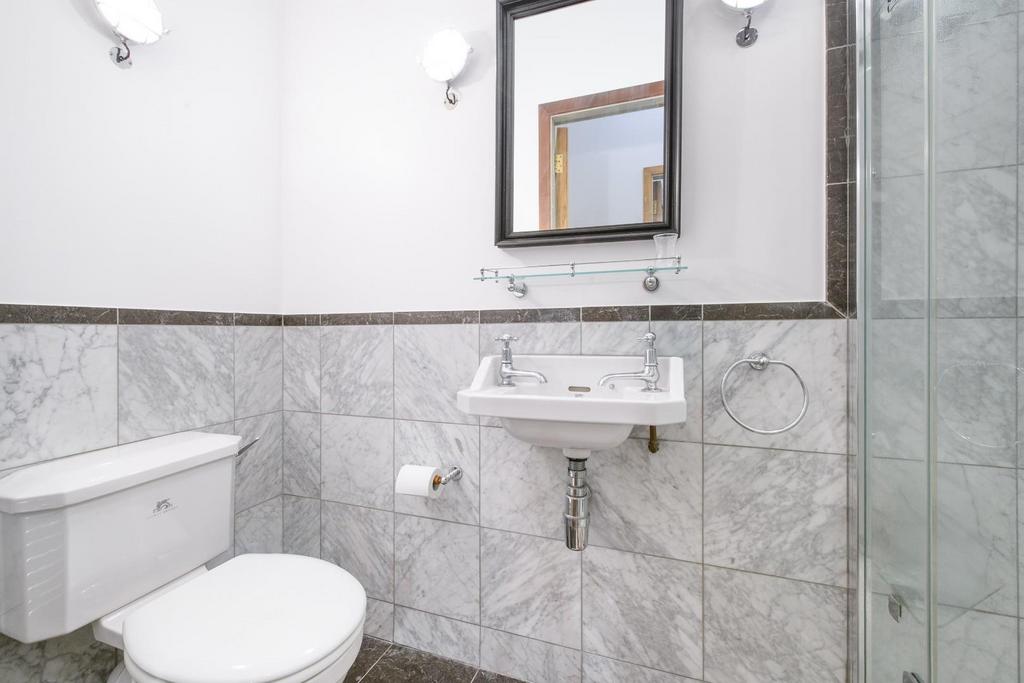 Bathroom (1).jpg