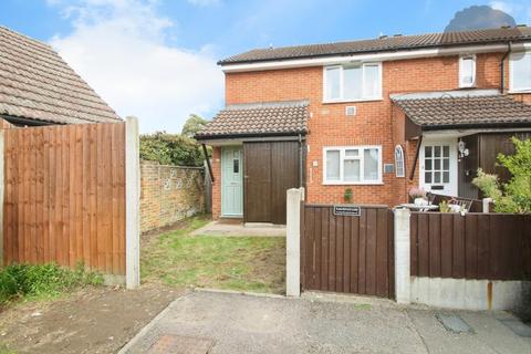 2 bedroom maisonette to rent, Westland Close, Stanwell TW19