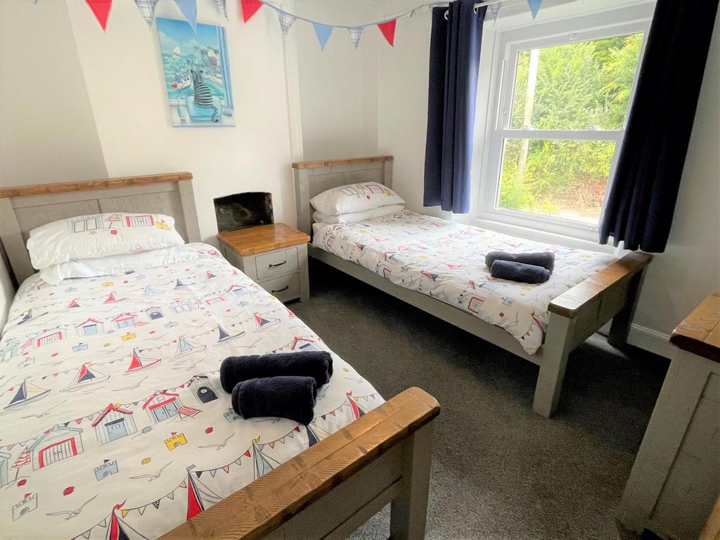 Bed 2.jpg