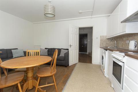 4 bedroom flat to rent, Batten Street