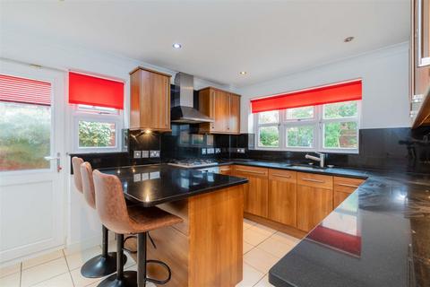 undefined, Earlsfield, Holyport