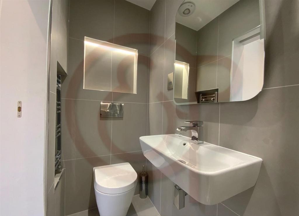 Master bathroom 1.jpg