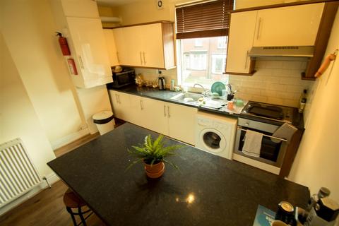 3 bedroom apartment to rent, Grimthorpe Street, Headingley, Leeds, LS6 3JU