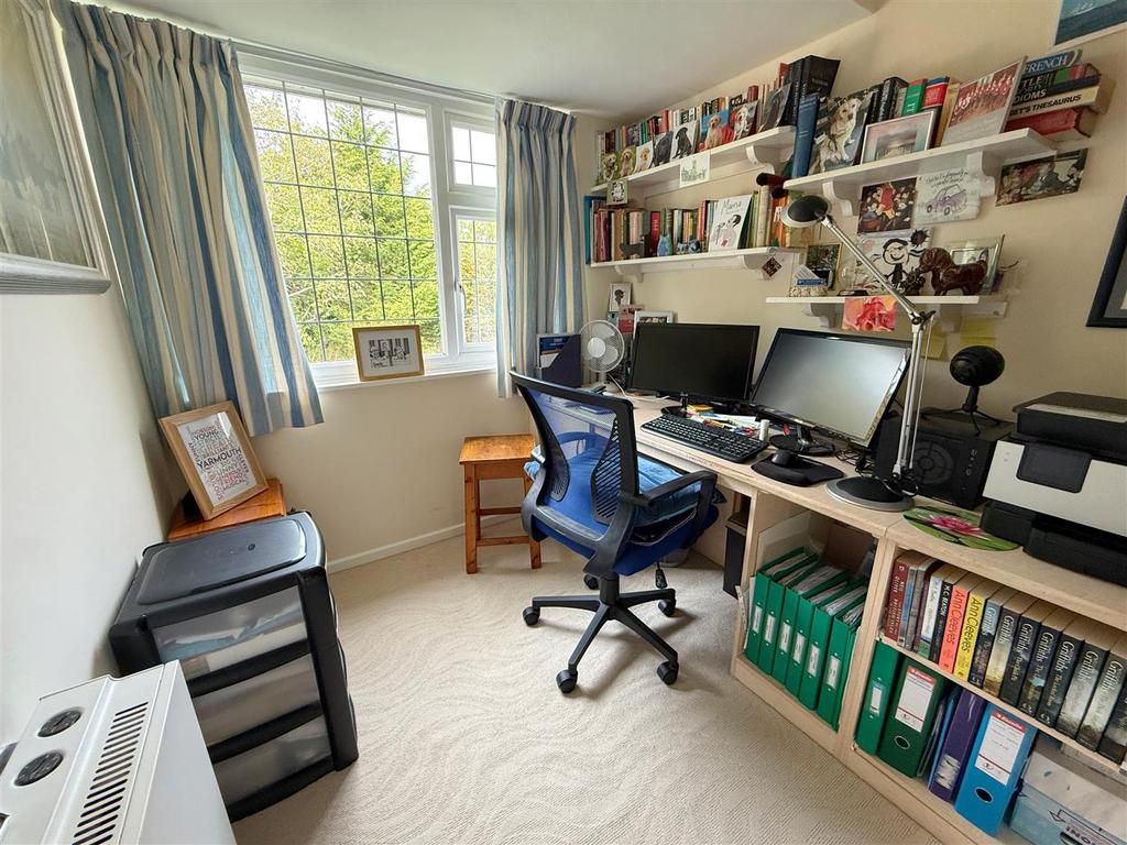 Bedroom / Study