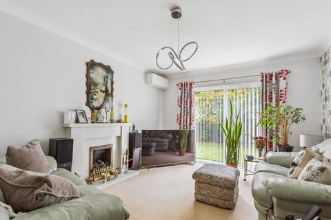 2 bedroom flat for sale, Pentland Road, Bushey, WD23