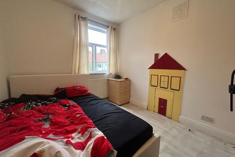 3 bedroom semi-detached house to rent, Morden Gardens, Sudbury UB6