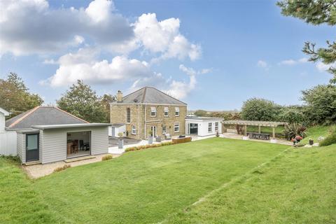 undefined, Allet, Truro