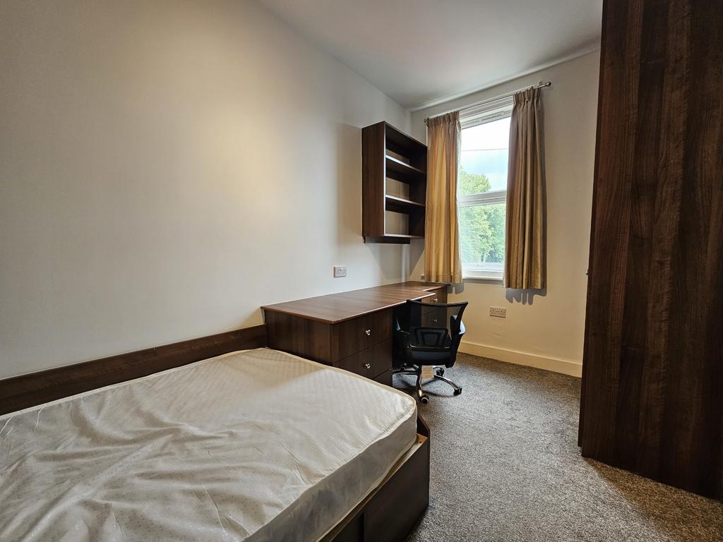 Bright and tidy single bedroom featuring a comf...
